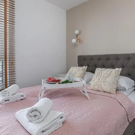 Allure Apartment Golden Harbour by Renters Prestige Apartment *